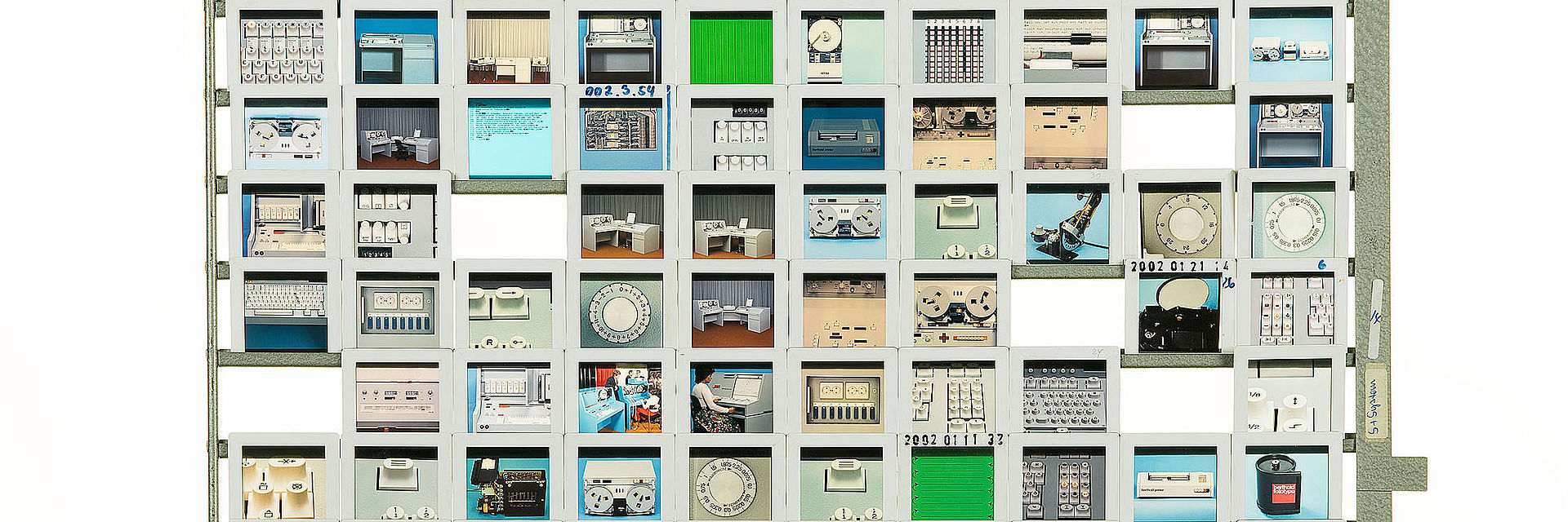 The 35mm slides can be inserted into the rectangular metal frame via side rails. Ten slides fit next to each other in a row, resulting in a horizontal row of images. In total, each frame consists of ten rows, one above the other.