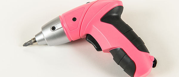 Zu sehen ist ein pinker Akkuschrauber.