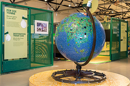 Zu sehen ist ein großer Globus im Eingangsbereich der Ausstellung. Seine Oberfläche stellt die Erdkugel als Elektroschrott-Mosaik dar: Die Meere sind aus kleinen blauen Platinenteilen gefertigt, Wälder aus grünen Platinen, Berge aus braunen Kabeln. 