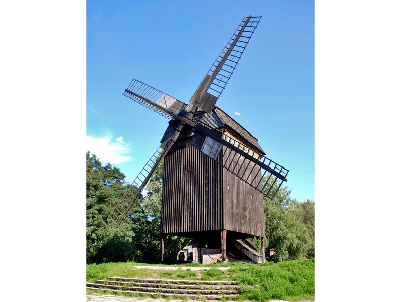 Die kastenförmige, vierflügelige Bockwindmühle im Museumspark. Sie ruht als Ganzes auf dem drehbaren Bock, der ihr den Namen gibt. 