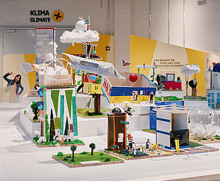 Farbenfrohe Modelle von einer „Stadt der Zukunft“ bilden das Zentrum der Ausstellung in der Ladestraße des Museums.