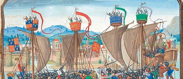 Vier Schiffe liegen eng beieinander im Wasser. Auf ihren Decks wimmelt es von kämpfenden Soldaten. Im Hintergrund die Stadt Sluis