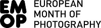 Das Logo des "European Month of Photography" zeigt in Schwarz die Buchstaben EMOP und rechts daneben den Schriftzug "European Month of Photography"