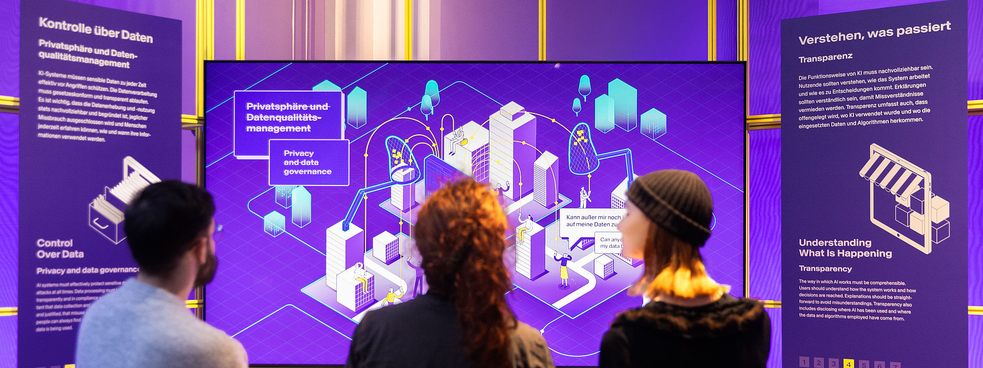 Ansicht der KI-Ausstellung im Deutschen Technikmuseum mit Menschen