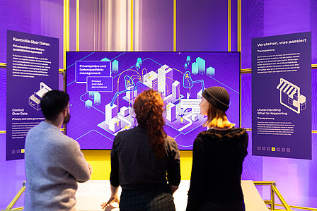 Ansicht der KI-Ausstellung im Deutschen Technikmuseum mit Menschen