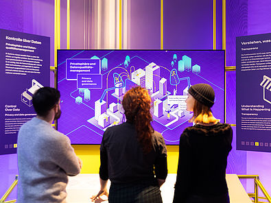 Ansicht der KI-Ausstellung im Deutschen Technikmuseum mit Menschen