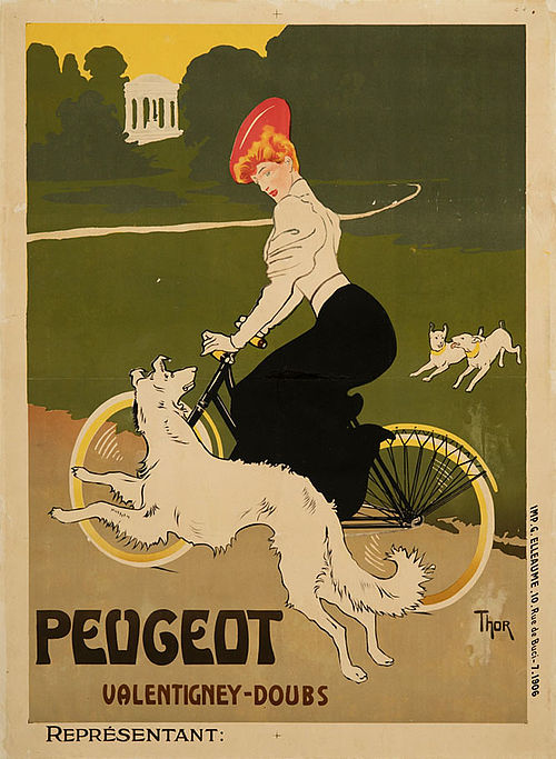 Zentrum des Werbeplakats ist eine Dame mit rotem Hut, weißer Bluse und schwarzem Rock. Sie fährt auf einem Damenrad von links nach rechts. Davor springt ein großer weißer Hund über den Schriftzug „Peugeot Valentigney-Doubs“. Den Hintergrund bildet eine Parklandschaft mit einem weißen Tempel und zwei weiteren weißen Hunden.