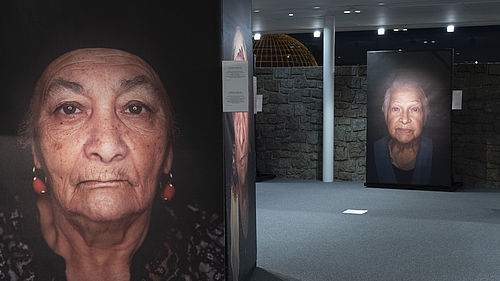 Blick in die Ausstellung "Ma Bistrass!". Zwei große Foto-Porträts von Überlebenden der nationasolzialistischen Verfolgung