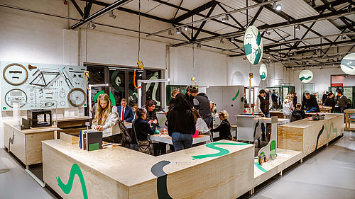 Blick auf die Mitmachwekstatt in der Reparieren-Ausstellung, in der das Repaircafé monatlich stattfindet. 