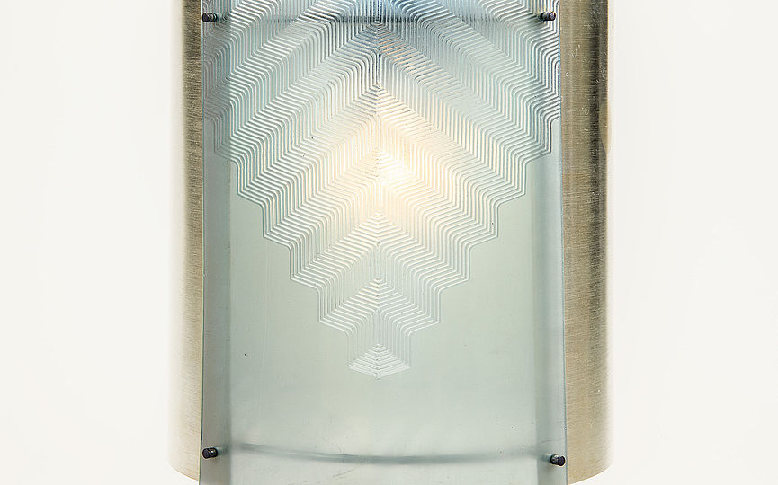 Deckenlampe aus hellblauem Acrylglas und Aluminiumblech. Das Acrylglas wurde mit eingravierten Linienmustern verziert.