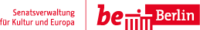Das Logo der Berliner Senatverwaltung für Kultur und Europa in rot zeigt den Schriftzug "be Berlin" kombiniert mit einem stilisierten Brandenburger Tor.