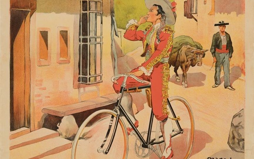 Das Plakat zeigt eine Szene in einem spanischen Dorf. Links ein Haus. Auf dessen Balkon steht eine Spanierin im gelb-schwarzen Kleid. Sie lehnt sich auf die Balustrade und schaut kokett zum Betrachter. Sie umrahmt der Schriftzug „Cycles Carmen“. Vor dem Haus fährt ein Spanier im rot-goldenen Trachtenanzug auf einem schwarzen Fahrrad. Er schaut zu der Frau hoch und wirft ihr einen Kussmund zu. Im Hintergrund sieht man einen spanischen Bauern mit einem Lastochsen.