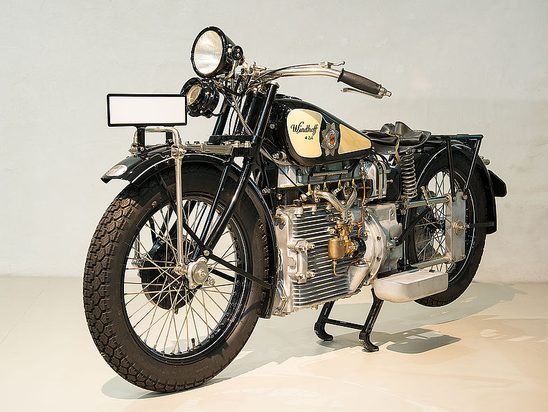 Das Windhoff Motorrad ist schwarz und im Bereich des Tanks cremefarben lackiert. Seitlich am Tank sitzt das Windhoff-Logo, ein silberner Stern mit dem Schriftzug WM auf orangenem Grund. Der Motor liegt fast frei.