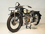 Das Windhoff Motorrad ist schwarz und im Bereich des Tanks cremefarben lackiert. Seitlich am Tank sitzt das Windhoff-Logo, ein silberner Stern mit dem Schriftzug WM auf orangenem Grund. Der Motor liegt fast frei.
