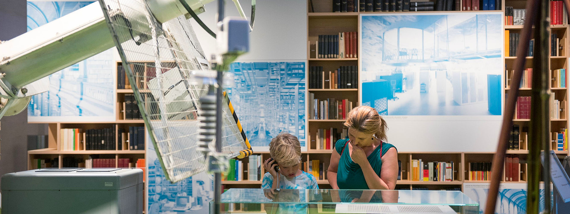 Ein Blick in den Ausstellungsbereich WEATHER mit einer großen weißen Wetterantenne im Vordergrund.