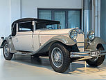 Die Karosserie des NAG Protos 208 ist weiß lackiert, die weit geschungenen Kotflügen sind grau lackiert. Das Auto hat eine sehr lange Kühlerhaube und zwei große, runde Scheinwerfer vor dem Kühlergrill. Das Verdeck ist schwarz und lässt sich zurückschieben.