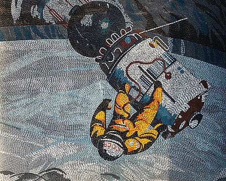 Das Mosaik zeigt einen Kosmonauten im gelben Anzug, der im All über der Erde schwebt. Über einen Schlauch ist er mit der dahinter schwebenden Raumkapsel verbunden.