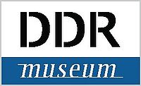 Das Logo des DDR Museums besteht aus dem schwarzen Schriftzug "DDR" auf weißem Hintergrund und darunter dem weißen Schriftzug "Museum" auf blauem Grund.