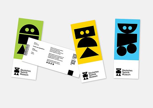 Man sieht drei Eintrittskarten in Gelb, Grün und Blau, mit jeweils einer Variante eines Roboters, der aus den Grundformen Dreieck, Viereck und Kreis geformt ist. Außerdem die Rückseite eines Tickets.