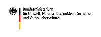 Logo des Bundesministeriums für Umwelt, Naturschutz, nukleare Sicherheit und Verbraucherschutz. Neben der Schrift sieht man links den schwarze Bundesadler und in einem vertikalen Balken die Nationalfarben Schwarz-Rot-Gold.