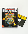 Die Hülle des Computerspiels Modem Wars. Rechts aus der Hülle herausgezogen ist die 5-1/4-Zoll Floppy Disk, auf der das Spiel gespeichert ist. Das Bild auf dem Cover zeigt zwei Spieler in futuristischen Rüstungen, die über einen Screen und Tastaturen Panzerarmeen befehligen.