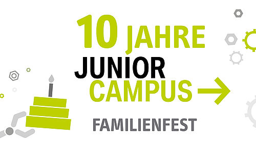 Schriftzug "10 Jahre Junior Campus Familienfest" in Grün und Schwarz, eine Roboterhand hält einen Kuchen