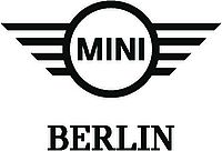 Logo von MINI Berlin. Der Schriftzug "Mini" in einem geflügelten Kreis, darunter der Schriftzug "Berlin".
