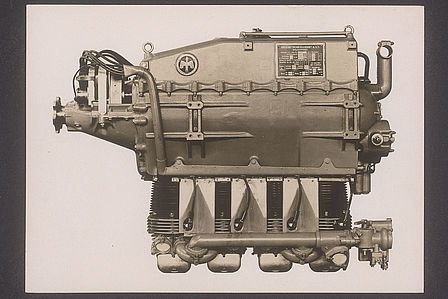 Das Foto zeigt einen Flugzeugmotor von der Seite. Das Logo der Argus Motoren Gesellschaft zeigt einen fliegenden Adler.