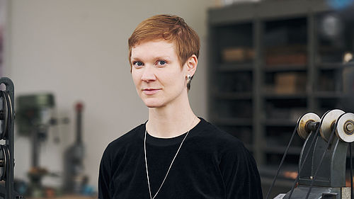 Portraitaufnahme von Frieder Dörfer in einer Schmuckwwerkstatt.