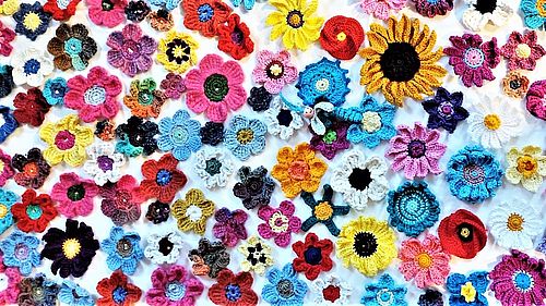 Ein bunter Teppich aus gehäkelten Blüten.