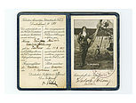 Flugzeugführerschein, aufgeklappt. Die personenbezogenen Daten wurden mit schwarzer Tinte handschriftlich auf der linken Seite eingetragen. Die rechte Seite enthält ein Schwarzweiß-Foto einer Frau vor einem Flugzeug. Unterhalb des Fotos befindet sich die Unterschrift von Frau Charlotte Möhring und ein Stempel.