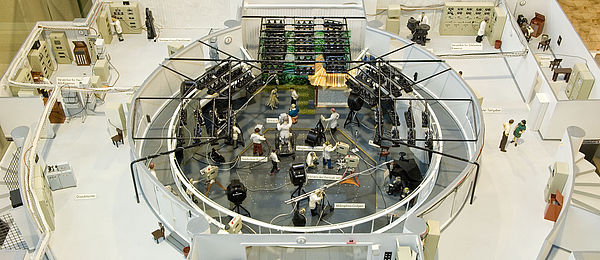 Ein kreisförmiges Fernsehstudio, das in zwei Ebenen geteilt ist. Unten befindet sich das Studio mit Bühne. Oben der Regieraum.