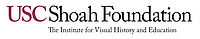 Das Logo der USC Shoah Foundation. Der Schriftzug "USC" in roten Buchstaben, "Shoah Foundation" in schwarzen Buchstaben. Darunter steht"The Institute for Visual History an Education".