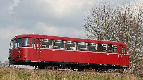 Ein roter Schienenbus der Baureihe VT 95 (1954)