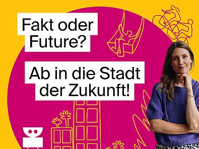 Cover des Podcasts "Fakt oder Future? Ab in die Stadt der Zukunft!" Daruaf ist in Pink und Orange das gezeichnete Key Visual einer silisoerten Stadt zu sehen und das Logo des Deutschen Technikimuseums. Außerdem steht eine Frau in Vordergrund - die Moderatorin Jana Forkel.