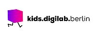 Das Logo besteht aus einem lilafarbenen Würfel mit Beinchen und dem Schriftzug kids.digilab.berlin.