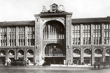 Ein Schwarzweiß-Foto zeigt das beeindruckende Eingangsportal eines Gebäudes, das an ein vornehmes Kaufhaus oder an einen Palast erinnert.