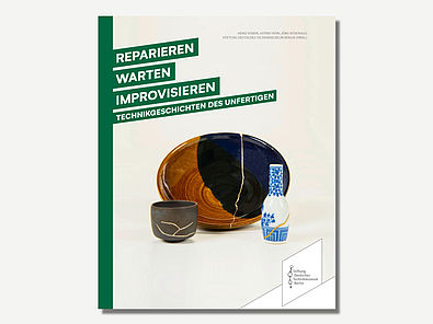 Das Buchcover der Publikation "Reparieren, Warten, Improvisieren" zeigt drei hinter- und nebeneinanderstehende japanisches Porzelan. Die Bruchstellen der reparierten Gefäße sind mit einem Goldlack übermalt.