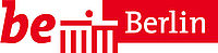 Be Berlin Logo: "be " als roter Schriftzug, daneben ein stilisiertes Brandenburger Tor in rot und weiß, dahinter "Berlin" als weißer Schriftzug auf rotem Grund. 