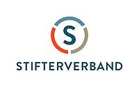 Logo des Stifterverbandes: Ein blaues S, darum herum ein Kreis in drei Fragmenten in blau, grau und rot, darunter der Schriftzug "Stifterverband".
