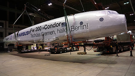 Der Rumpf der Condor wird von einem Kran vom Lkw gehoben.