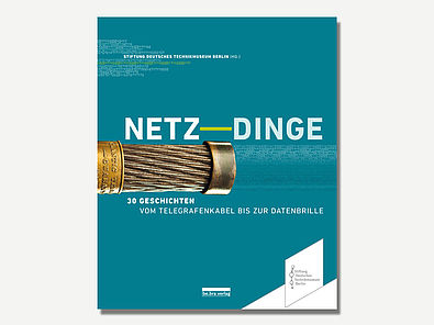 Buchcover: Vor grünem Hintergrund ragt ein Stück Telegrafenkabel ins Bild. Daraus treten gezeichnete Nullen und Einsen hervor.