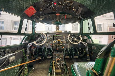 Farbfoto eines Cockpits einesr Iljuschin IL-14P