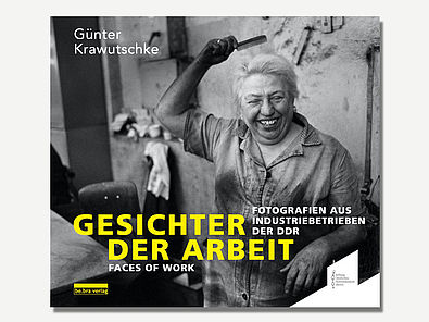 Buchcover: Schwarz-Weiss-Foto einer älteren Frau im Kittel. Sie kämt sich grinsend die Haare.