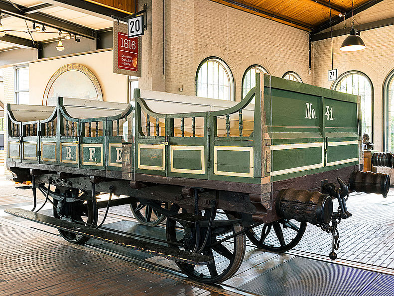 Der offene Personenwagen aus Holz fährt auf Schienen und ähnelt einer Kutsche. Der Wagen besitzt kein Dach. Er ist grün gestrichen und trägt vorn die Nummer 41. Auf der Seite steht der Schriftzug B.F.E.