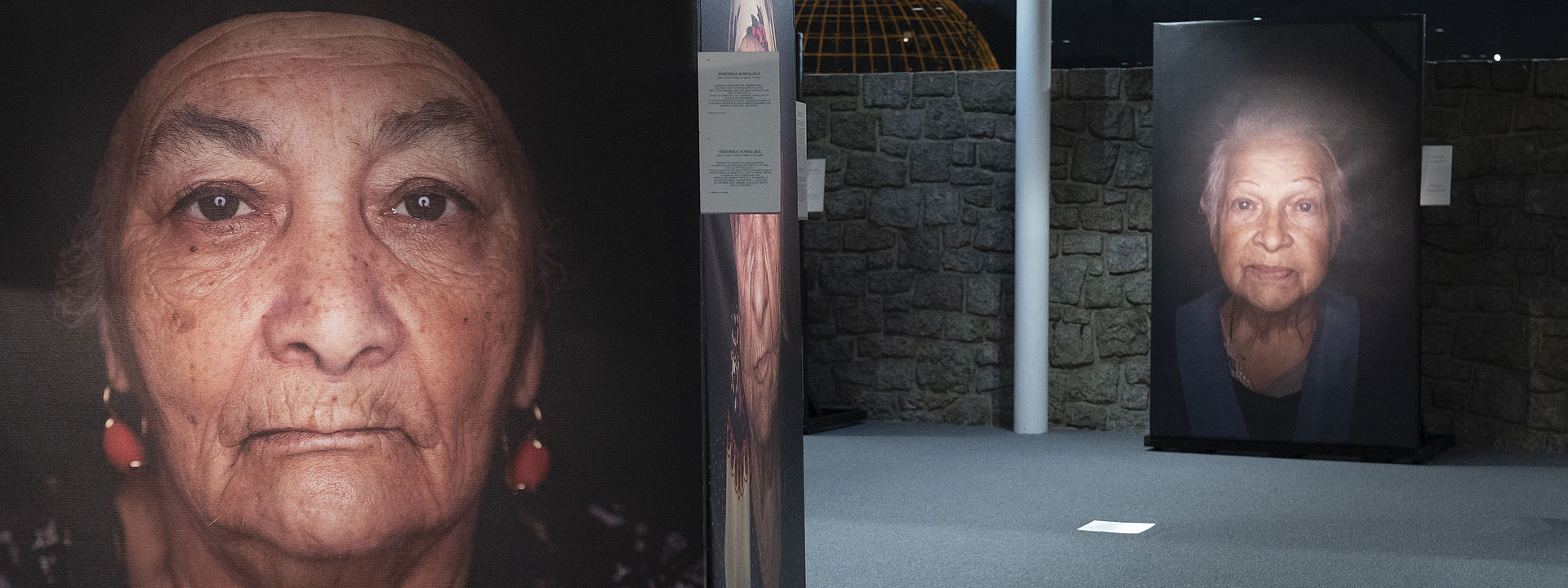 Blick in die Ausstellung "Ma Bistrass!". Zwei große Foto-Porträts von Überlebenden der nationasolzialistischen Verfolgung