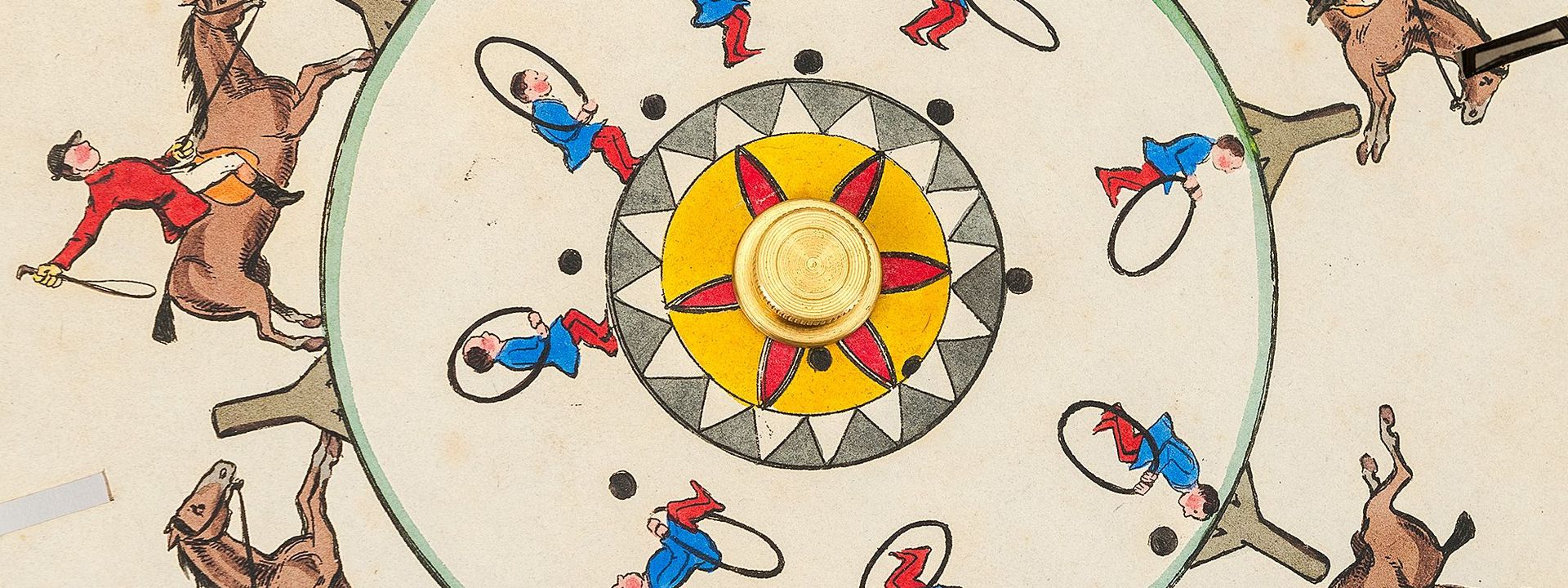 Ausschnitt einer Pappscheibe mit verschiedenen Illustrationen, die kreisförmig angeordnet sind. Außen ist ein Pferd mit Reiter im Bewegungsablauf zu sehen. Innen ein Männchen, das durch einen Reifen hüpft. 