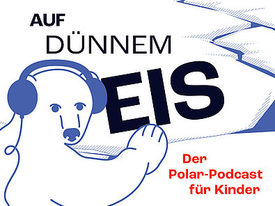Cover für den Polar-Podcast für Kinder "Auf dünnem Eis". Zu sehen ist ein gezeichneter Eisbär mit Kopfhörern, im Hintergrund Eisschollen und ein Schiff mit der Aufschrift "Polarstern". Außerdem in schwarzer Schrift "Auf dünnem Eis" und in roter Schrift "Der Polar-Podcast für Kinder".