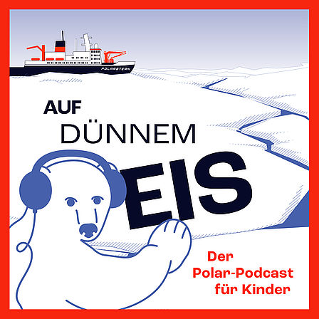 Cover für den Polar-Podcast für Kinder "Auf dünnem Eis". Zu sehen ist ein gezeichneter Eisbär mit Kopfhörern, im Hintergrund Eisschollen und ein Schiff mit der Aufschrift "Polarstern". Außerdem in schwarzer Schrift "Auf dünnem Eis" und in roter Schrift "Der Polar-Podcast für Kinder".