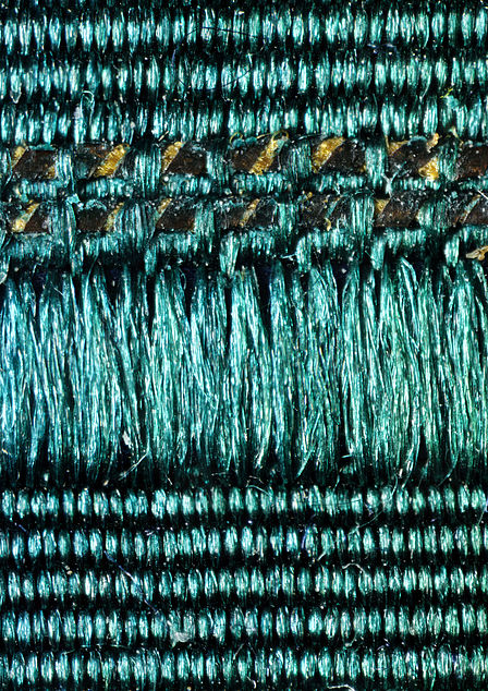 Detailaufnahme eines blau-grün schimmernden Seidengewebes.